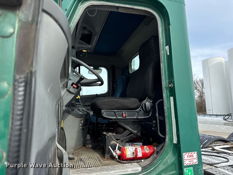 image for item DH9553 2005 Freightliner  Columbia  semi truck