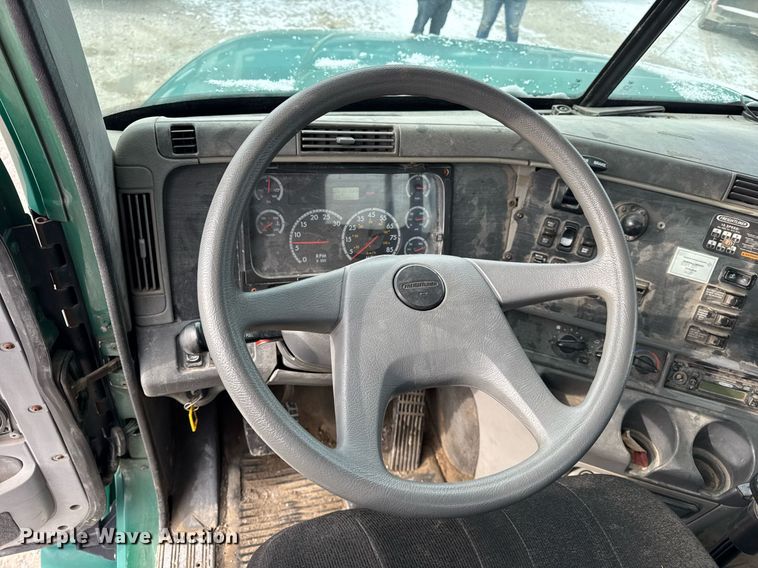 image for item DH9553 2005 Freightliner  Columbia  semi truck