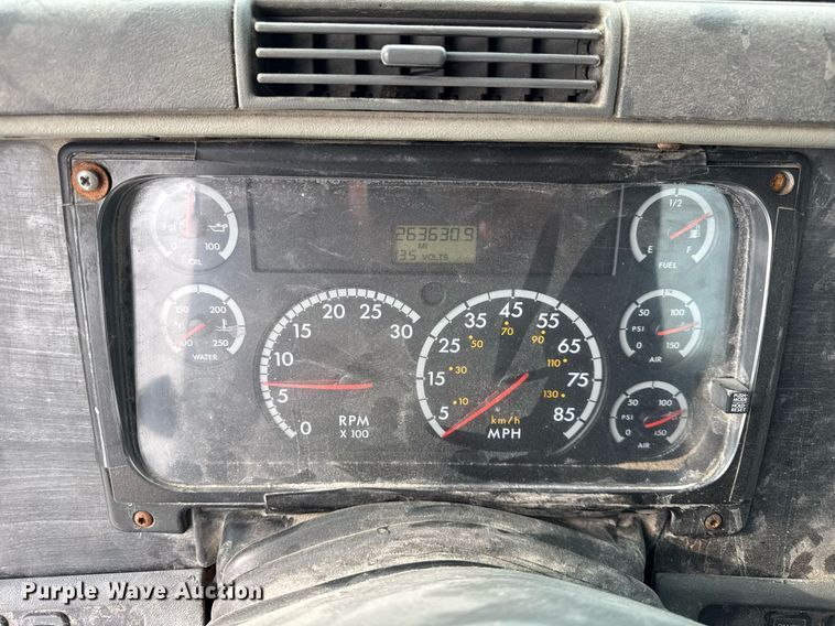 image for item DH9553 2005 Freightliner  Columbia  semi truck