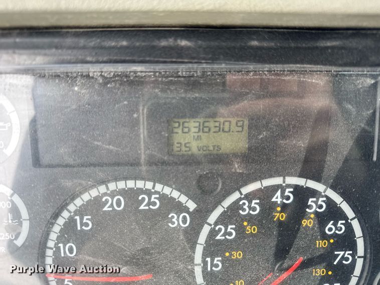 image for item DH9553 2005 Freightliner  Columbia  semi truck