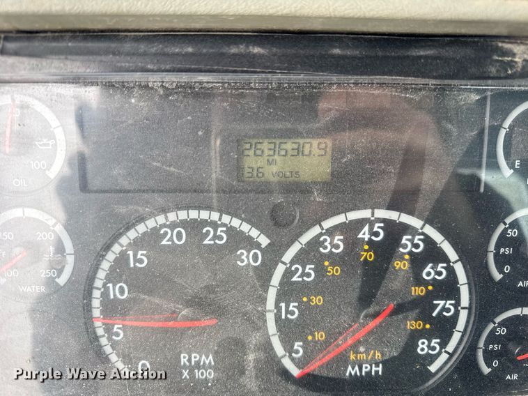 image for item DH9553 2005 Freightliner  Columbia  semi truck