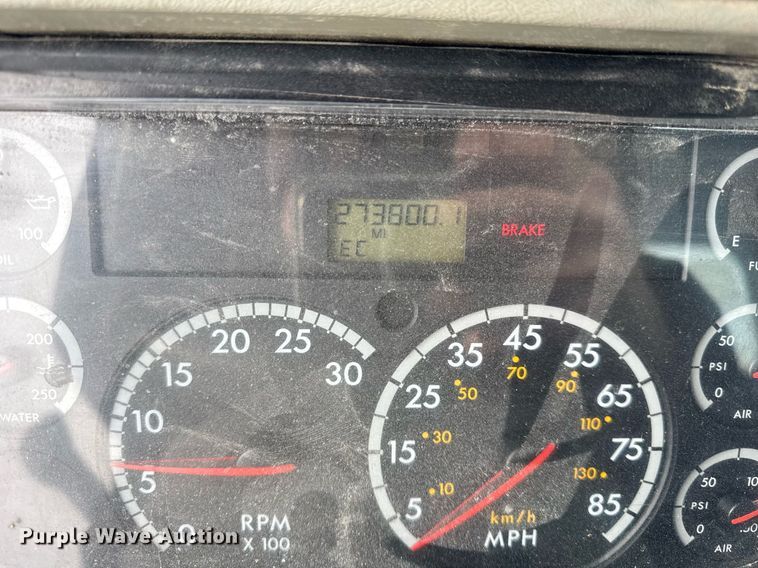 image for item DH9553 2005 Freightliner  Columbia  semi truck