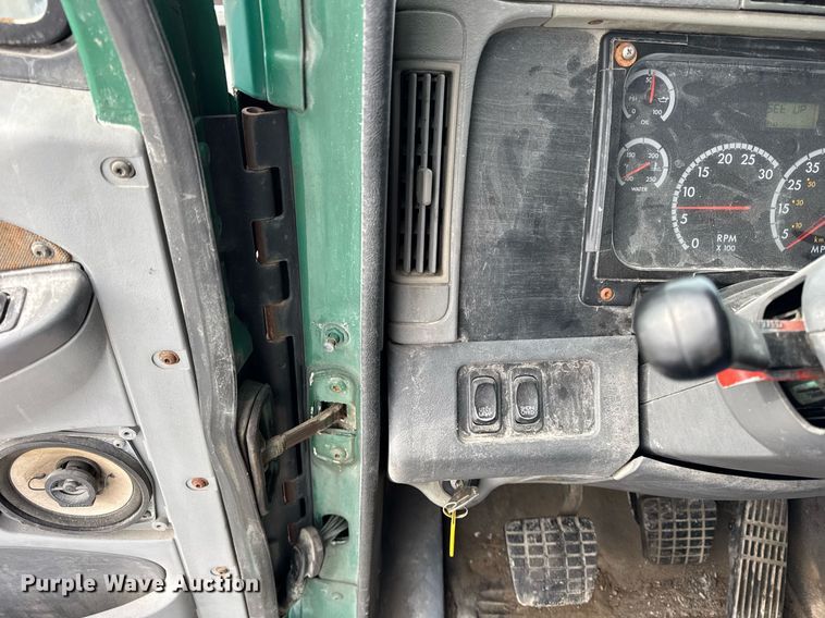 image for item DH9553 2005 Freightliner  Columbia  semi truck