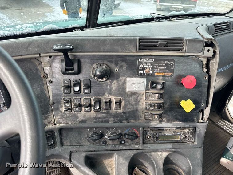 image for item DH9553 2005 Freightliner  Columbia  semi truck