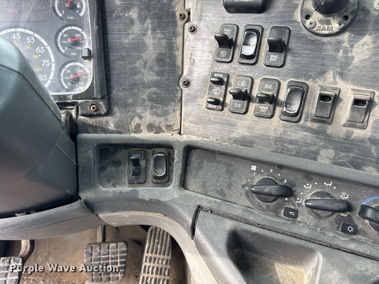 image for item DH9553 2005 Freightliner  Columbia  semi truck