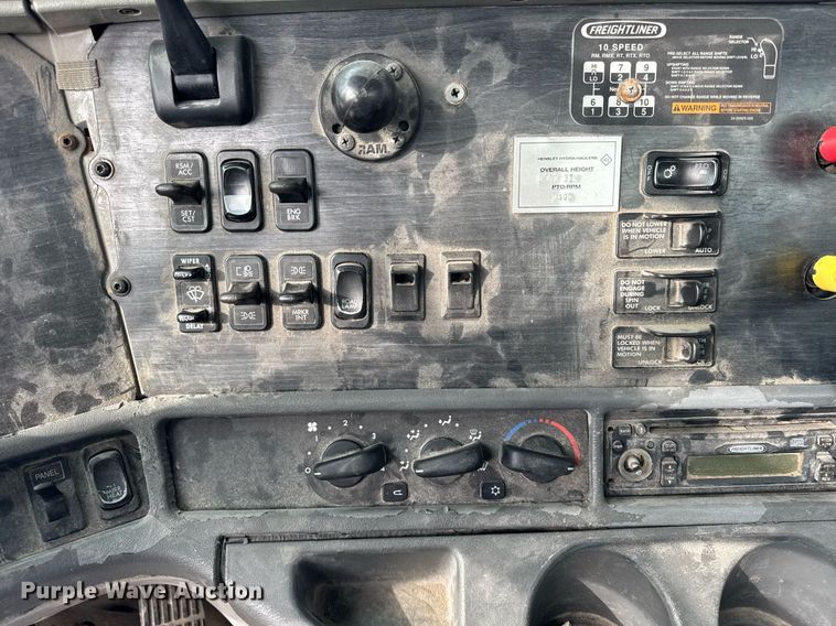 image for item DH9553 2005 Freightliner  Columbia  semi truck