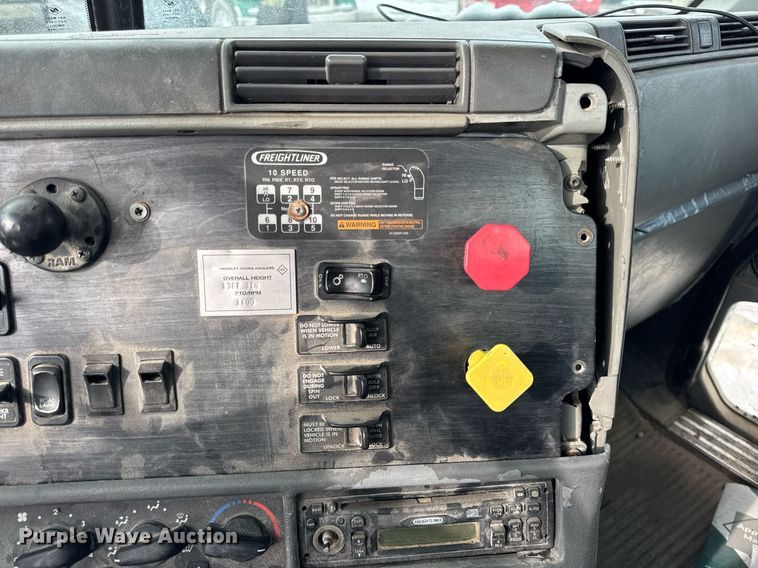 image for item DH9553 2005 Freightliner  Columbia  semi truck