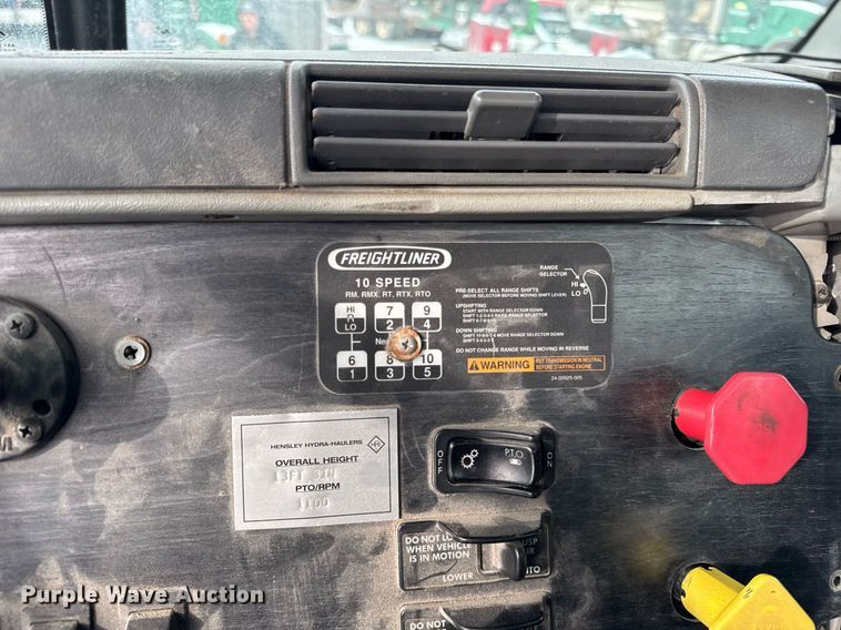 image for item DH9553 2005 Freightliner  Columbia  semi truck