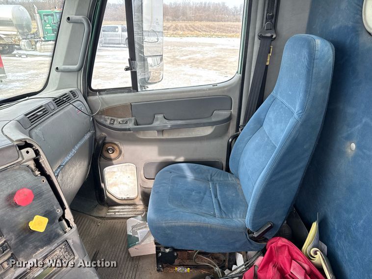 image for item DH9553 2005 Freightliner  Columbia  semi truck