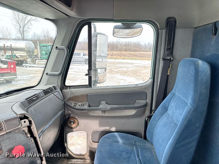 image for item DH9553 2005 Freightliner  Columbia  semi truck