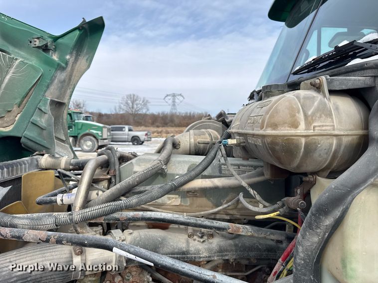 image for item DH9553 2005 Freightliner  Columbia  semi truck