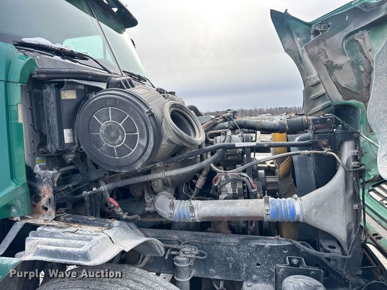 image for item DH9553 2005 Freightliner  Columbia  semi truck