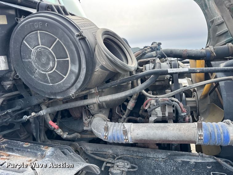 image for item DH9553 2005 Freightliner  Columbia  semi truck