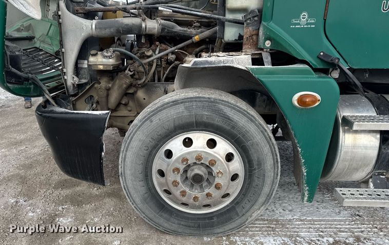 image for item DH9553 2005 Freightliner  Columbia  semi truck