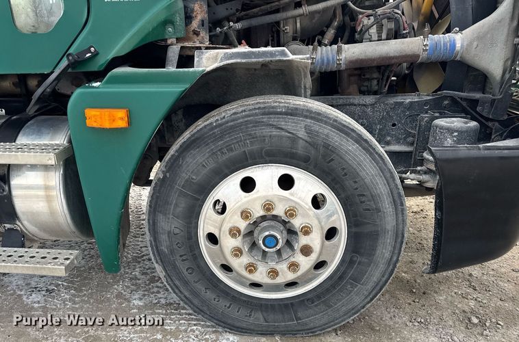 image for item DH9553 2005 Freightliner  Columbia  semi truck