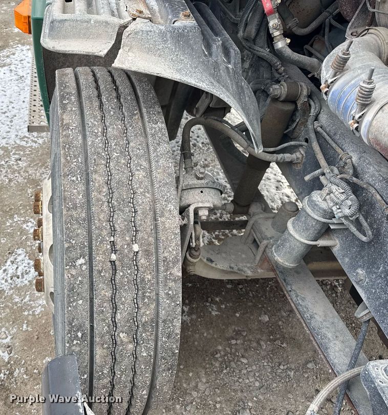 image for item DH9553 2005 Freightliner  Columbia  semi truck