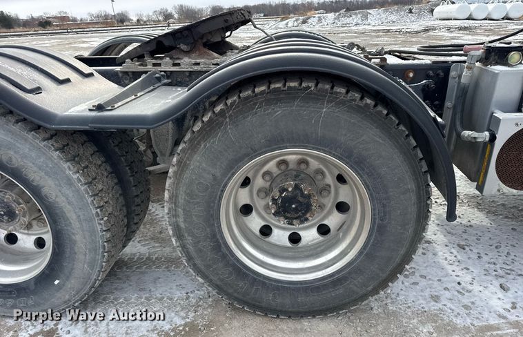 image for item DH9553 2005 Freightliner  Columbia  semi truck