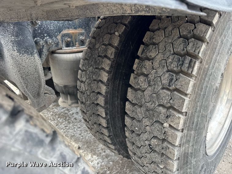 image for item DH9553 2005 Freightliner  Columbia  semi truck