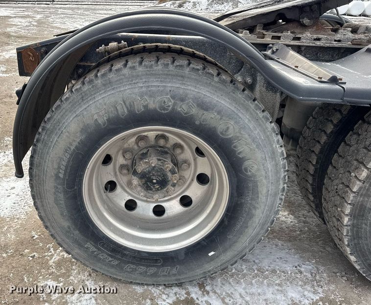 image for item DH9553 2005 Freightliner  Columbia  semi truck