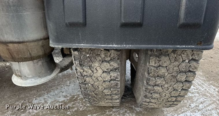 image for item DH9553 2005 Freightliner  Columbia  semi truck