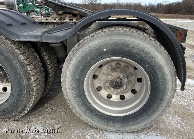 image for item DH9553 2005 Freightliner  Columbia  semi truck