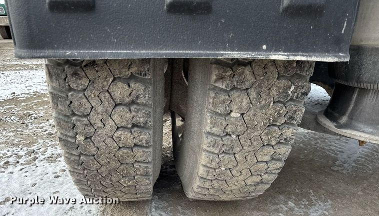 image for item DH9553 2005 Freightliner  Columbia  semi truck