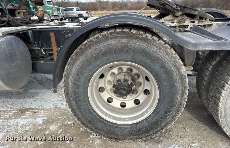 image for item DH9553 2005 Freightliner  Columbia  semi truck