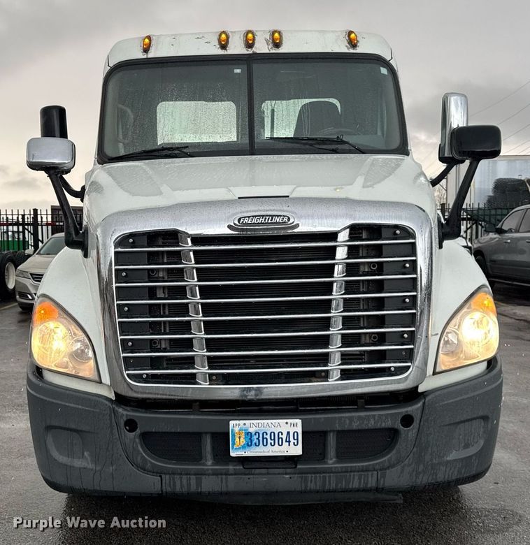 image for item DH9879 2015 Freightliner Cascadia semi truck