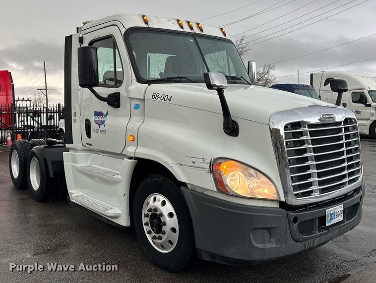 image for item DH9879 2015 Freightliner Cascadia semi truck