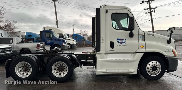 image for item DH9879 2015 Freightliner Cascadia semi truck