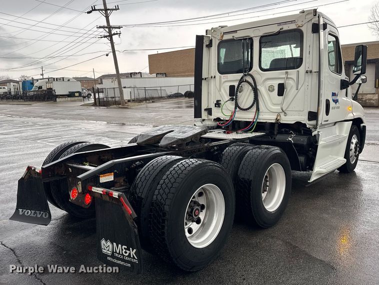 image for item DH9879 2015 Freightliner Cascadia semi truck