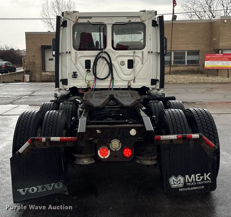 image for item DH9879 2015 Freightliner Cascadia semi truck