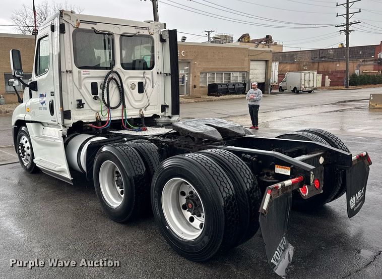 image for item DH9879 2015 Freightliner Cascadia semi truck