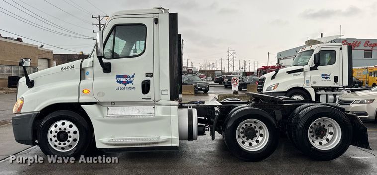 image for item DH9879 2015 Freightliner Cascadia semi truck