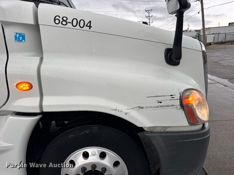 image for item DH9879 2015 Freightliner Cascadia semi truck