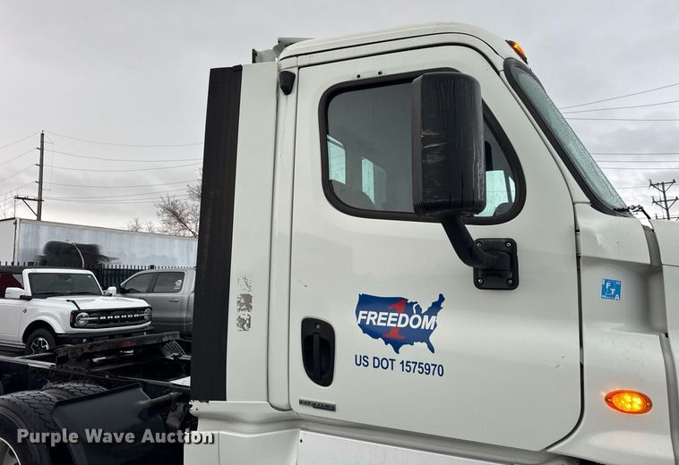 image for item DH9879 2015 Freightliner Cascadia semi truck