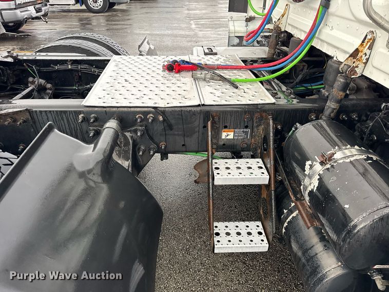 image for item DH9879 2015 Freightliner Cascadia semi truck