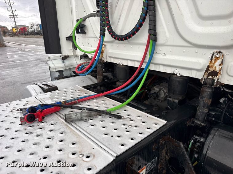 image for item DH9879 2015 Freightliner Cascadia semi truck