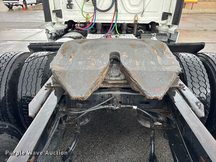 image for item DH9879 2015 Freightliner Cascadia semi truck