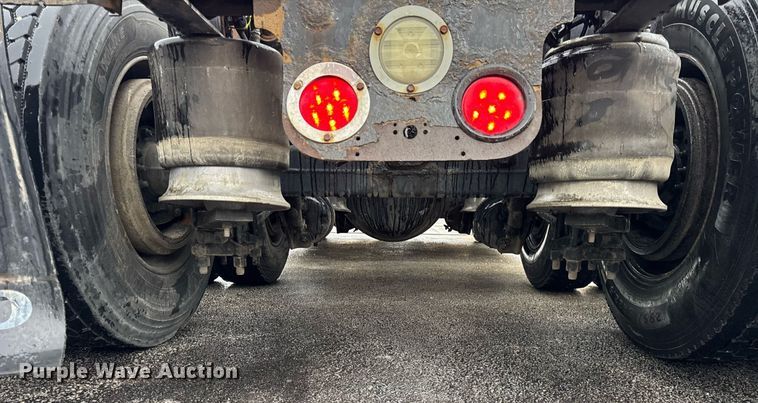 image for item DH9879 2015 Freightliner Cascadia semi truck