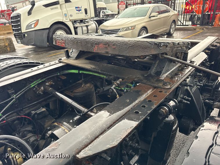 image for item DH9879 2015 Freightliner Cascadia semi truck