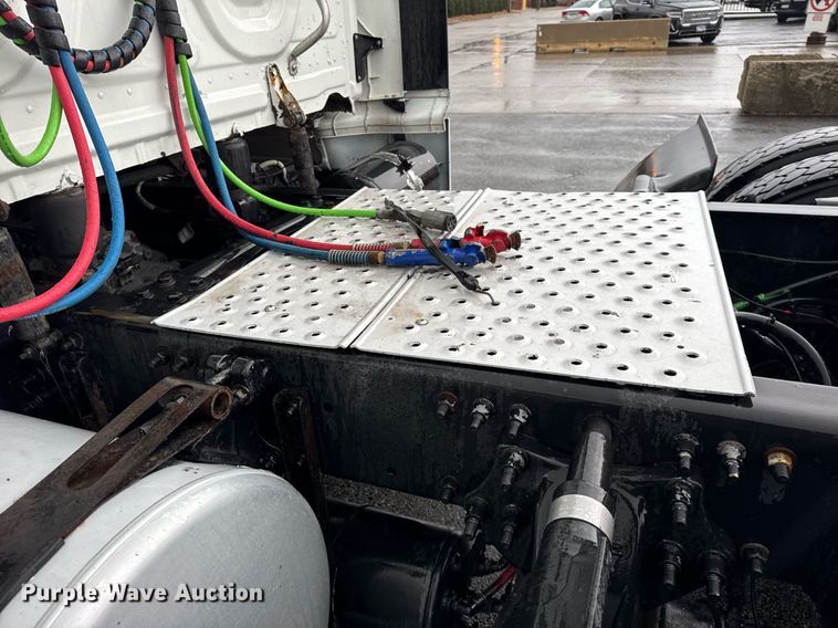 image for item DH9879 2015 Freightliner Cascadia semi truck