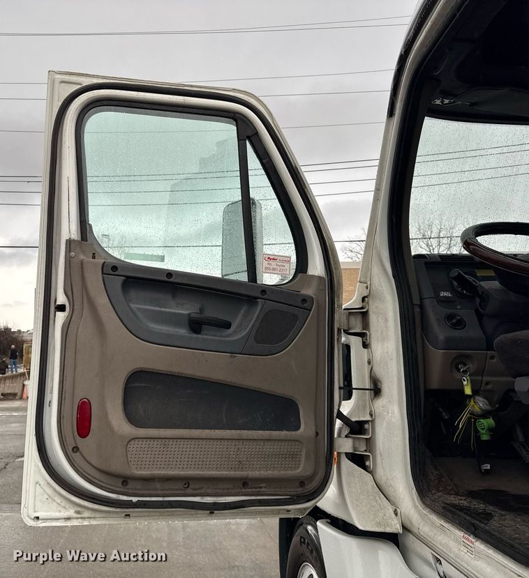 image for item DH9879 2015 Freightliner Cascadia semi truck