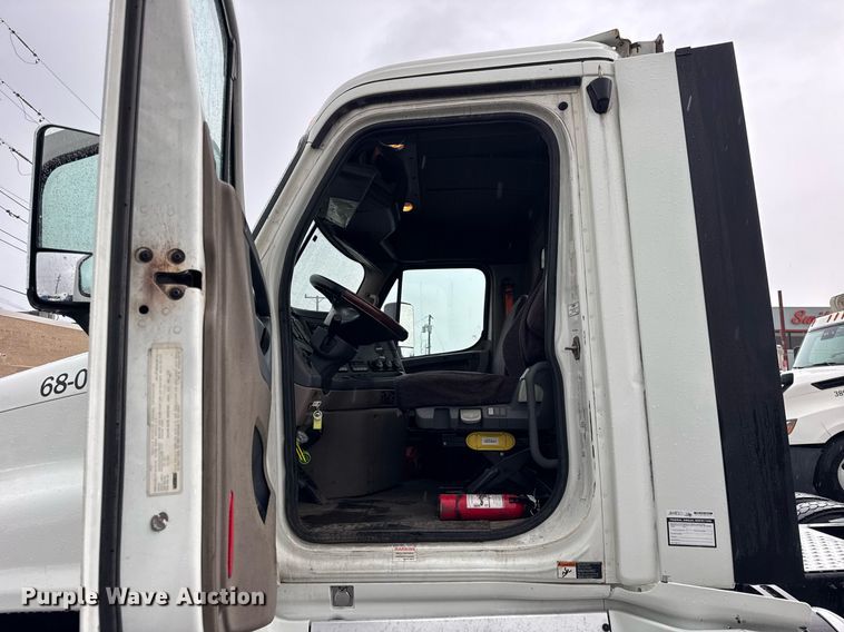 image for item DH9879 2015 Freightliner Cascadia semi truck