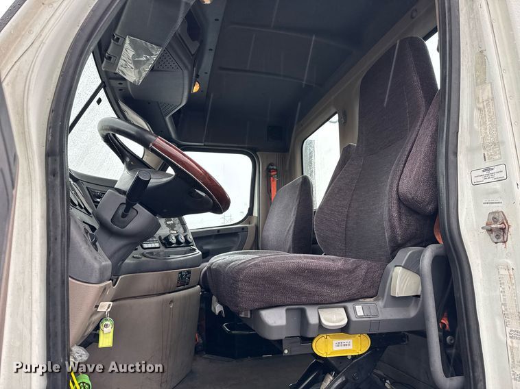 image for item DH9879 2015 Freightliner Cascadia semi truck