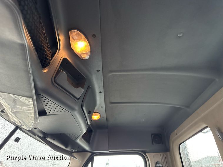 image for item DH9879 2015 Freightliner Cascadia semi truck