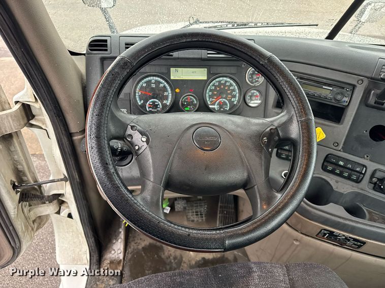 image for item DH9879 2015 Freightliner Cascadia semi truck