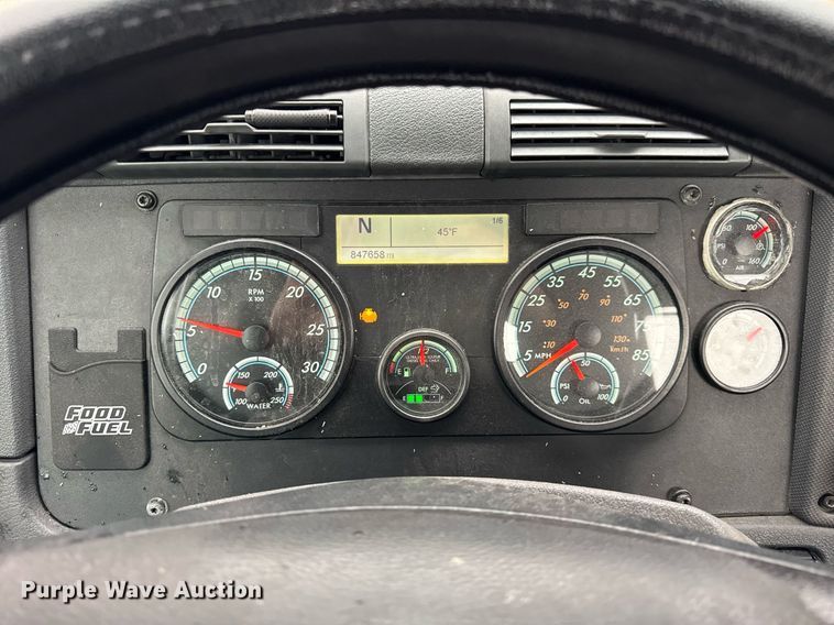 image for item DH9879 2015 Freightliner Cascadia semi truck