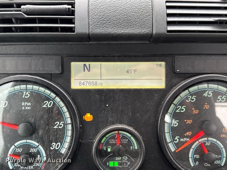 image for item DH9879 2015 Freightliner Cascadia semi truck