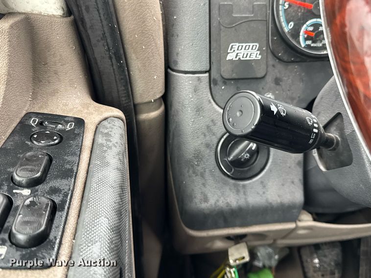 image for item DH9879 2015 Freightliner Cascadia semi truck